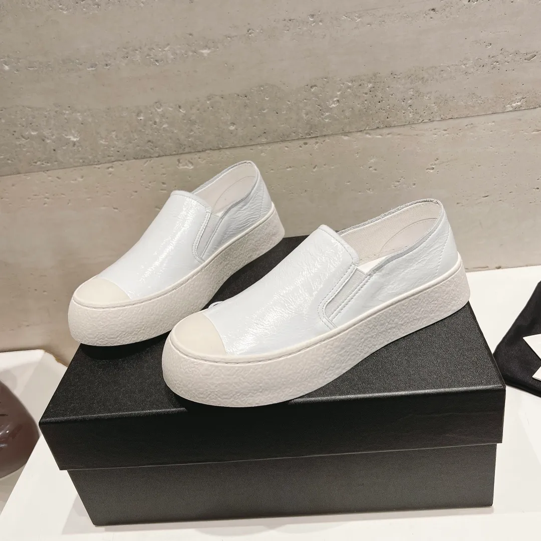 👟👟Ex-factory price 440👟👟 Top version Chanel Chanel 24 latest model full leather panda color white shoes casual sports shoes skateboard shoes original purchase and development production Xiaoxiang C Home Another super popular item in the counter, loved by Internet celebrity bloggers and sisters, and various praises on social platforms. It is very popular, has a high texture, is breathable and super spring and summer. Seeing this issue always arouses the inner desire of girls for fashion. The latest suede material, classic black and white color, full of fashionable feeling on the feet, easy to care for. Fabric: Original customized imported cowhide material. Lining: Customized soft sheepskin lining. Sole: Original molded TPU non-slip outsole. Bottom thickness: 2.5CM. Size: Women's size 35-40 (custom-made sizes 40 are non-refundable)